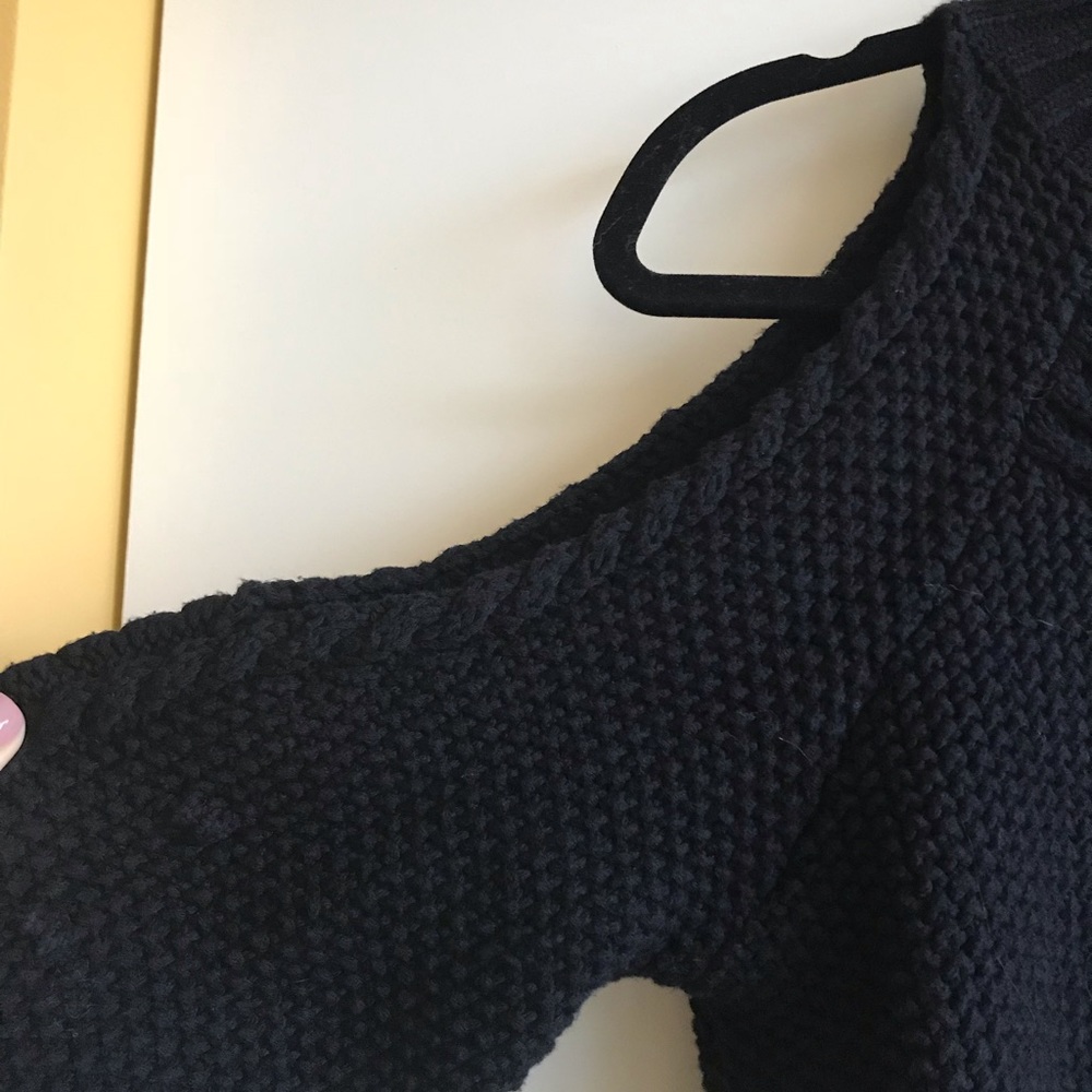 Article Open-Shoulder Cropped Sweater - Picture 3 of 8
